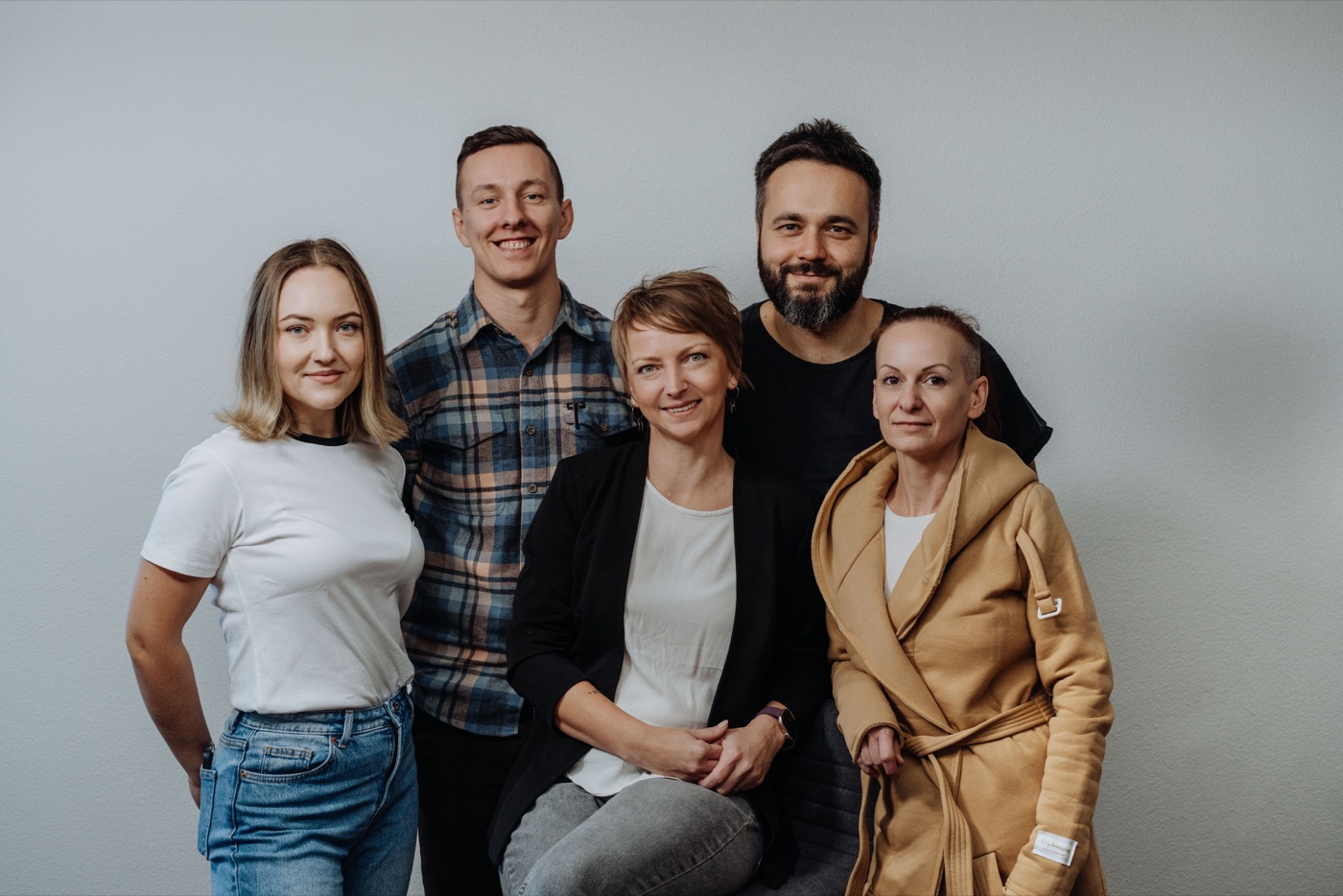Il team Handymade — cinque membri del team nel laboratorio