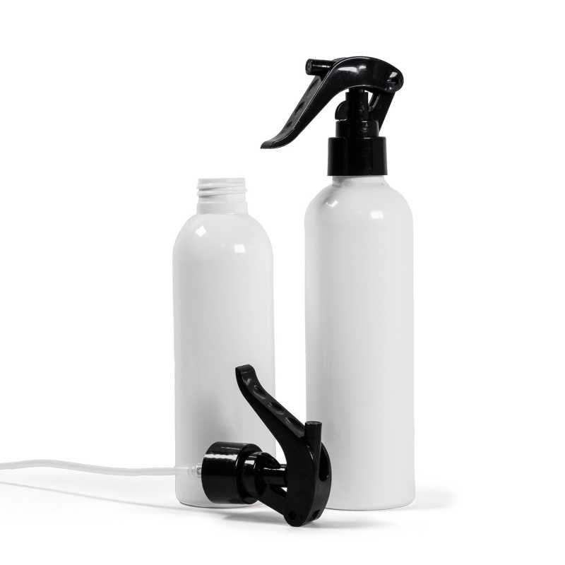 Bottiglia di plastica bianca, spruzzatore a grilletto nero, 250 ml