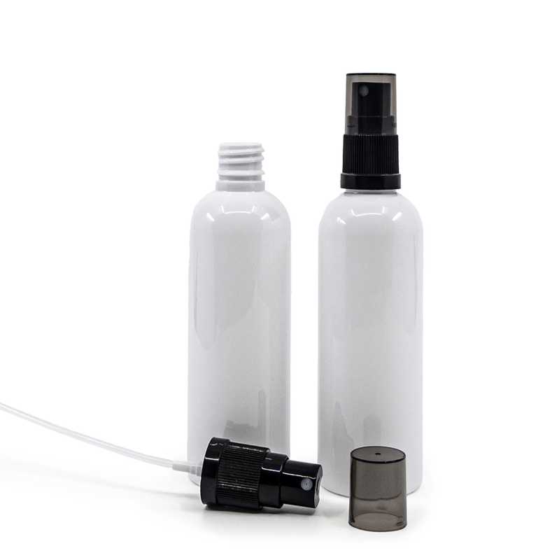 Bottiglia di plastica bianca, spruzzatore a nebulizzazione fine nero, sopra-tappo fumé, 100 ml