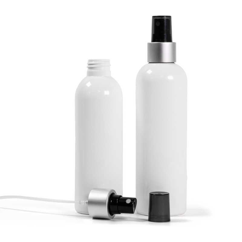 Bottiglia di plastica bianca, spruzzatore nero, anello argento opaco, sopra-tappo trasparente fumé, 250 ml