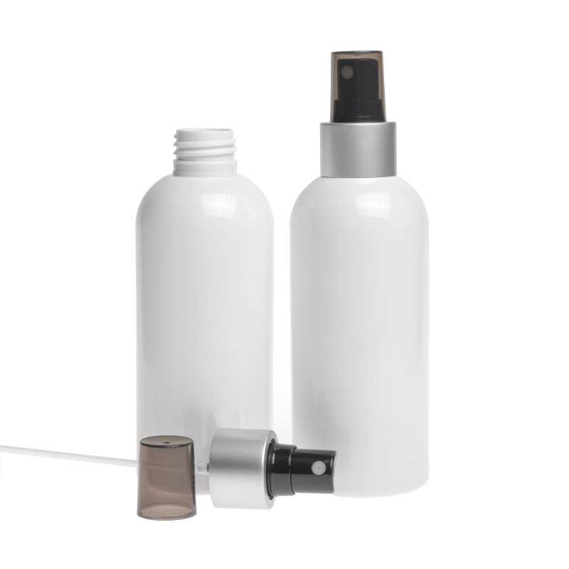 Bottiglia di plastica bianca, spruzzatore nero, anello argento opaco, 300 ml