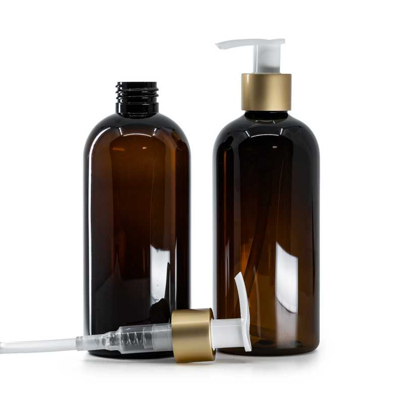 Bottiglia di plastica ambrata, pompa dosatrice bianca con collarino oro opaco, 300 ml