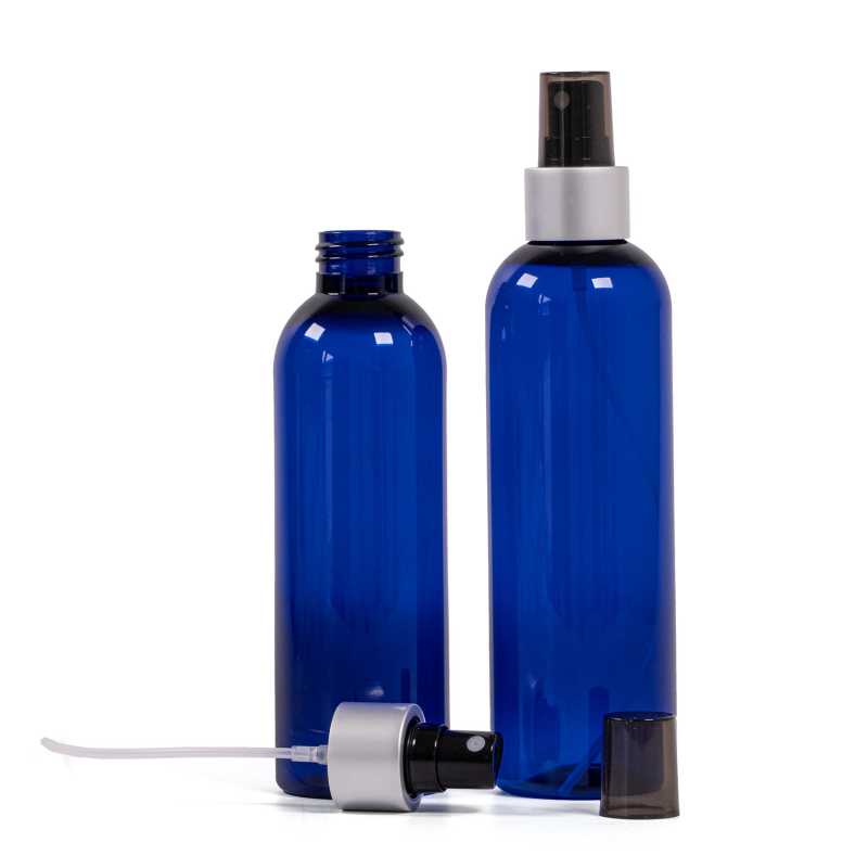 Bottiglia di plastica blu, spruzzatore nero, collare argento opaco, sopra-tappo fumé, 250 ml
