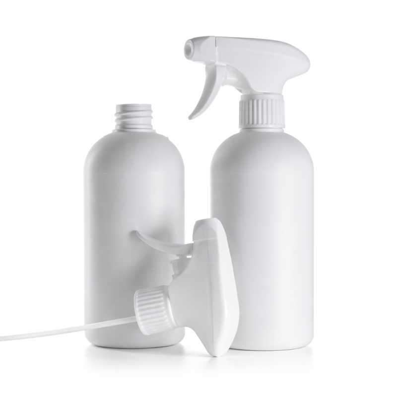 Bottiglia in plastica HDPE bianca, spruzzatore a grilletto bianco, 500 ml