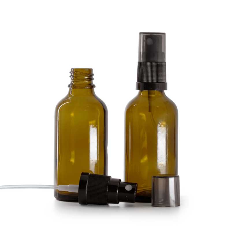 Flacone di vetro ambra, spruzzatore nero a nebbia fine con sopra-tappo fumé, 50 ml