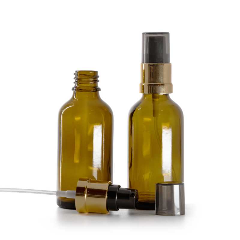 Flacone di vetro ambrato, pompa lucida nera e dorata con sopra-tappo fumé, 50 ml