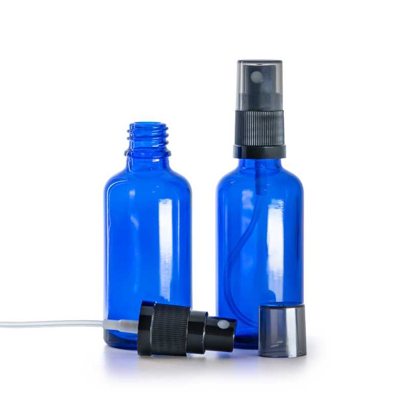 Flacone di vetro blu, spruzzatore nero a nebulizzazione fine, sopra-tappo fumé, 50 ml