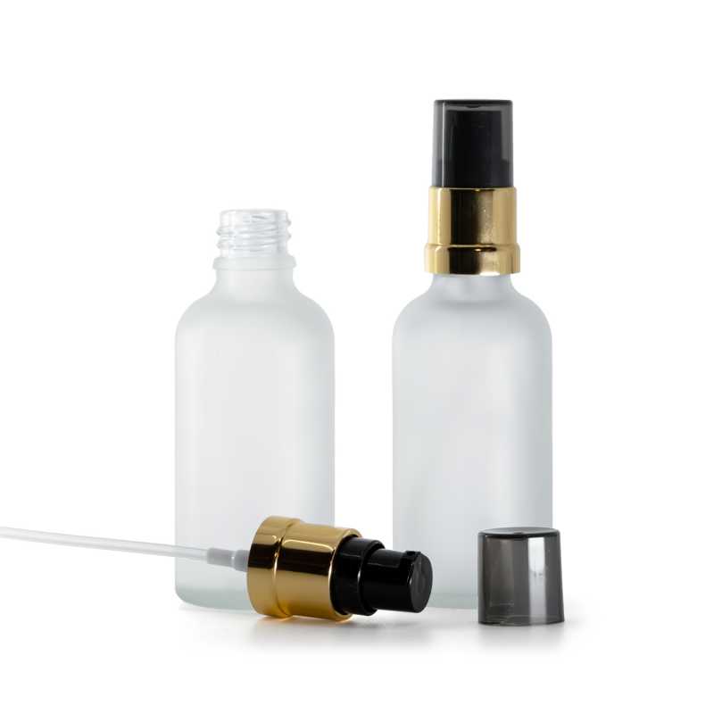 Flacone di vetro, trasparente opaco, pompa nera e dorata lucida con sopra-tappo fumé, 50 ml