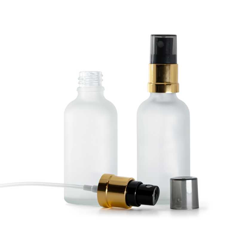 Flacone di vetro trasparente satinato, spruzzatore nero e oro con sopra‑tappo fumé, 50 ml