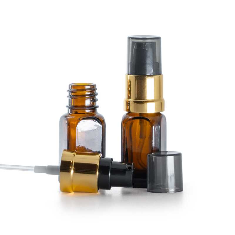 Flaconcino di vetro ambra quadrato, pompa nera e dorata lucida con sopra-tappo fumé, 10 ml