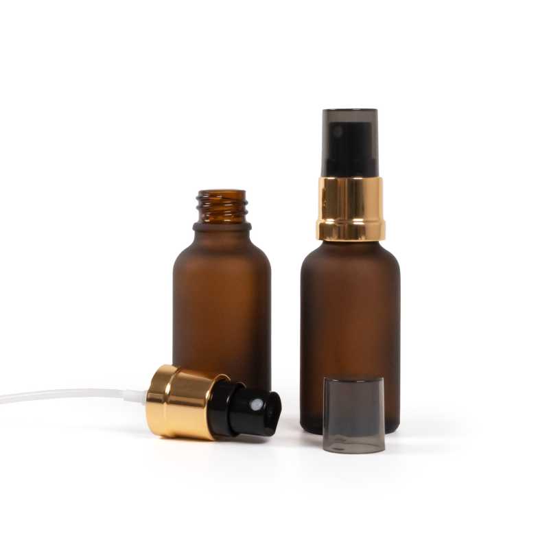 Flacone di vetro ambra opaco, spruzzatore nero e oro, sopra-tappo fumé, 30 ml