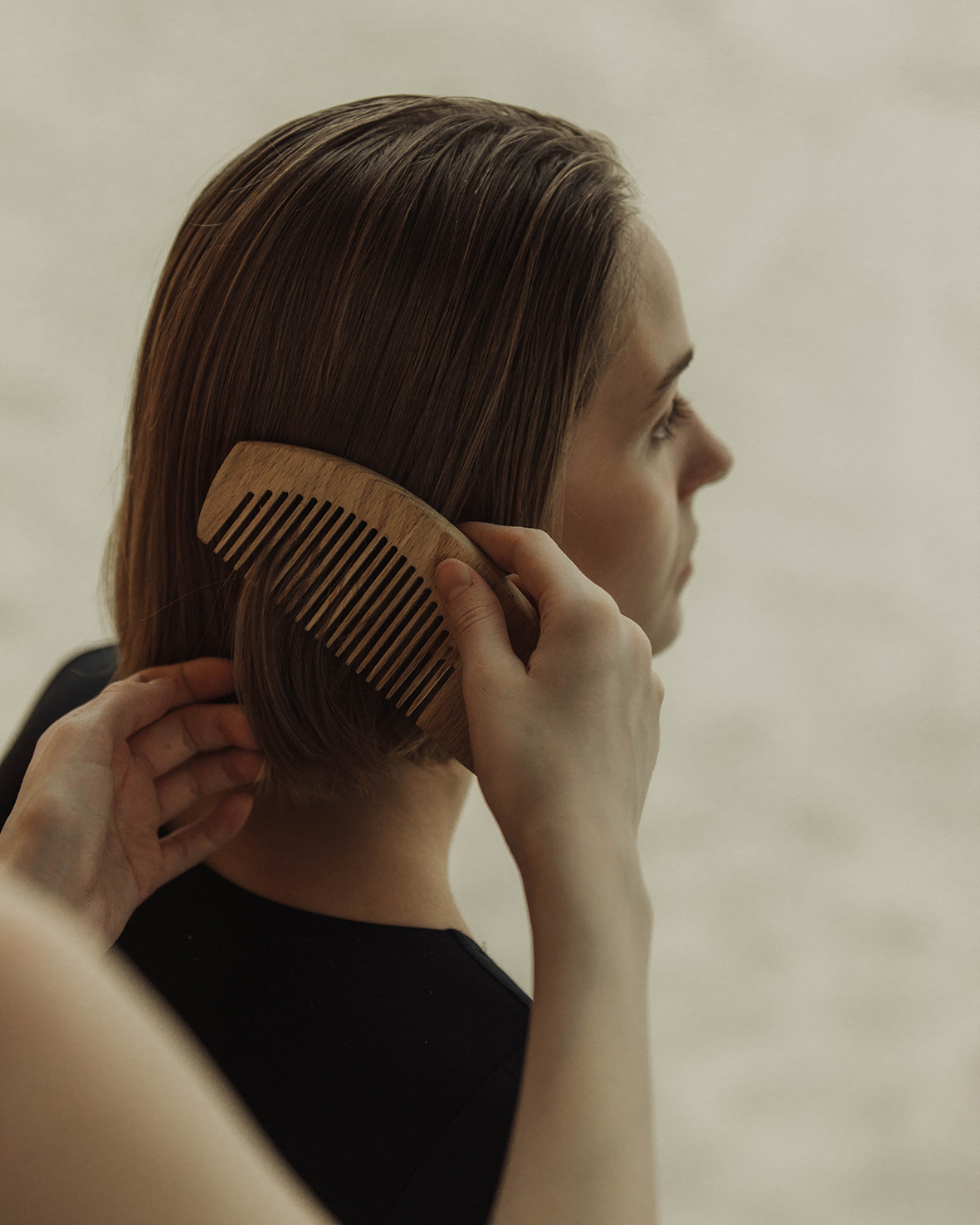 Women easily comb their hair thanks to the hair conditioner spray.